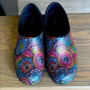 CROCS women’s clogs, size 7, multi-colored.